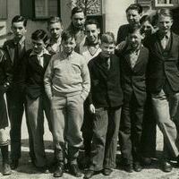 Foto von der gesamten Klasse vor der Jugendherberge in Freiburg